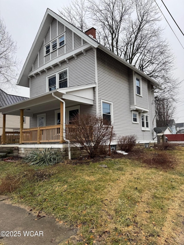 view of front of property featuring a front yard and covered porch