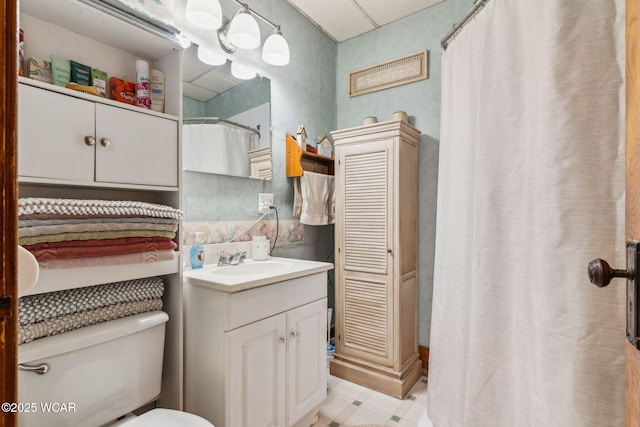 full bathroom featuring toilet, a shower with curtain, vanity, and tile patterned floors