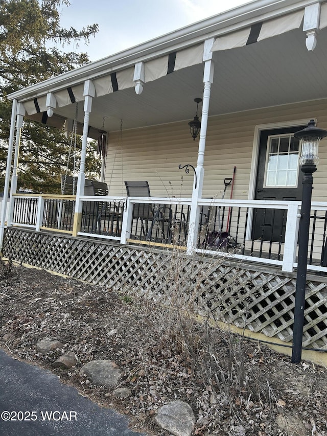 property entrance featuring a porch