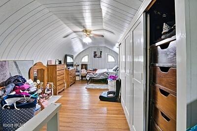 402 S Woodlawn Ave, Lima, OH 45805 - bedroom with vaulted ceiling, light wood-type flooring, and a ceiling fan