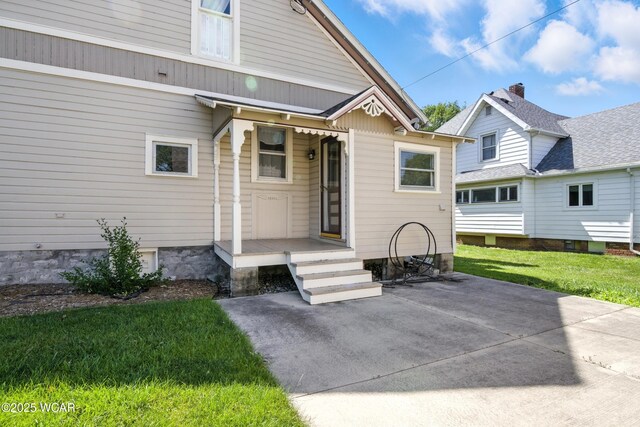 302 N Market St, Van Wert, OH 45891 - back of house featuring a lawn