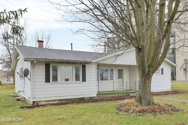 view of front facade featuring a front lawn