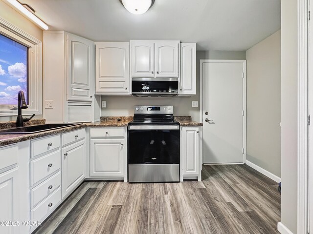 unfurnished room featuring dark hardwood / wood-style floors and ceiling fan