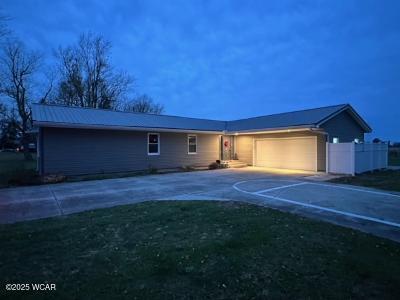 view of front of property featuring a garage and a front yard