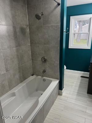 bathroom featuring tiled shower / bath