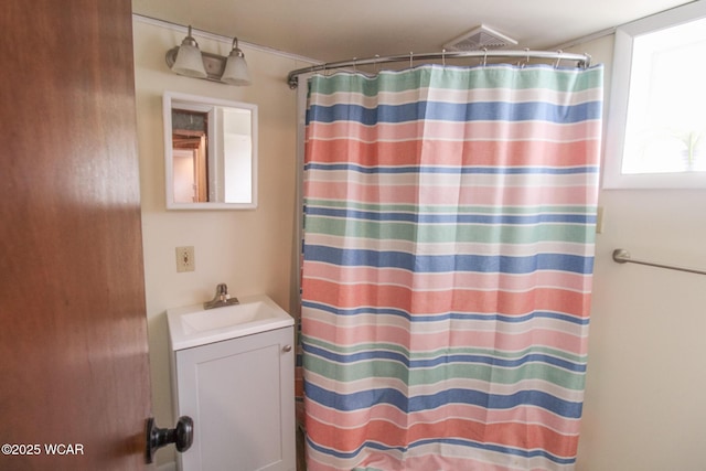 full bathroom featuring a shower with shower curtain, visible vents, and a sink