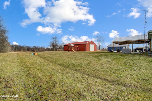 view of yard with an outdoor structure