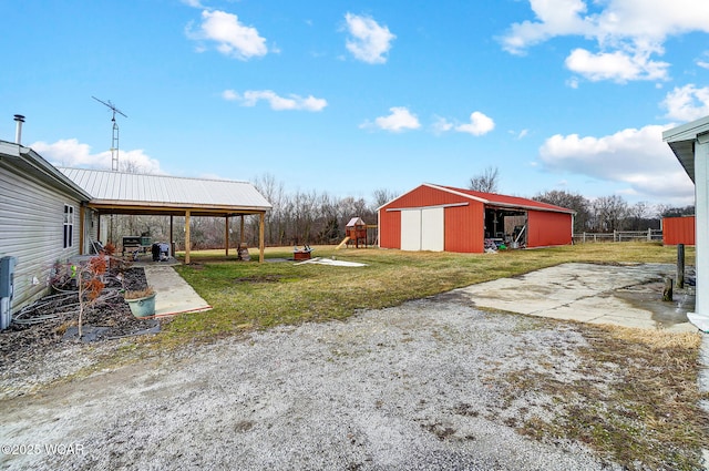 view of yard with an outbuilding