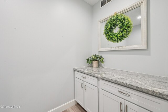 6856 Creekview Ct, Huntsville, OH 43324 - kitchen featuring tasteful backsplash, light wood finished floors, appliances with stainless steel finishes, and white cabinetry