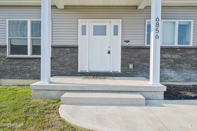6856 Creekview Ct, Huntsville, OH 43324 - entrance to property featuring stone siding and a porch