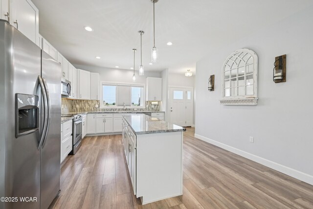 6856 Creekview Ct, Huntsville, OH 43324 - living room with a ceiling fan, visible vents, baseboards, light wood-style flooring, and recessed lighting