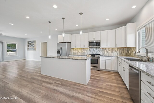6856 Creekview Ct, Huntsville, OH 43324 - living room with light wood finished floors, recessed lighting, baseboards, and ceiling fan