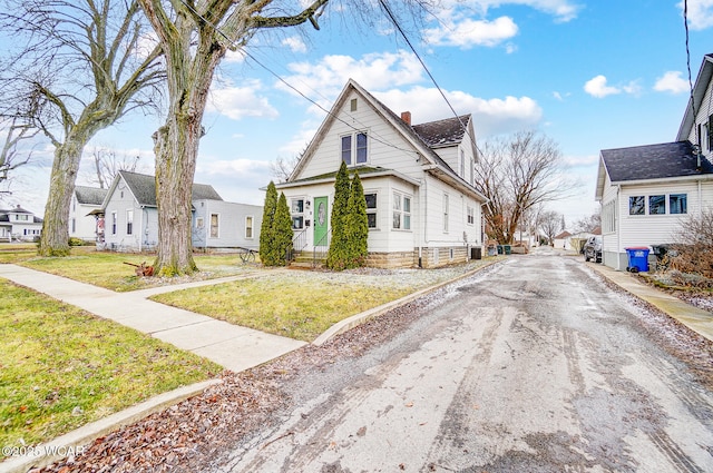 view of front of house featuring a front yard