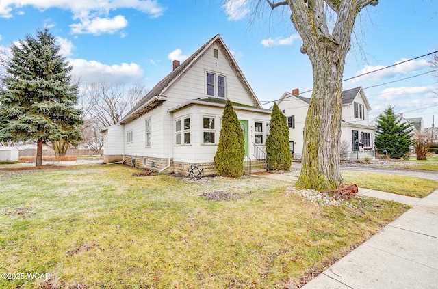 view of front facade with a front yard