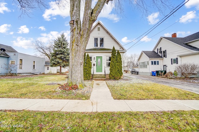 view of front of home featuring a front yard