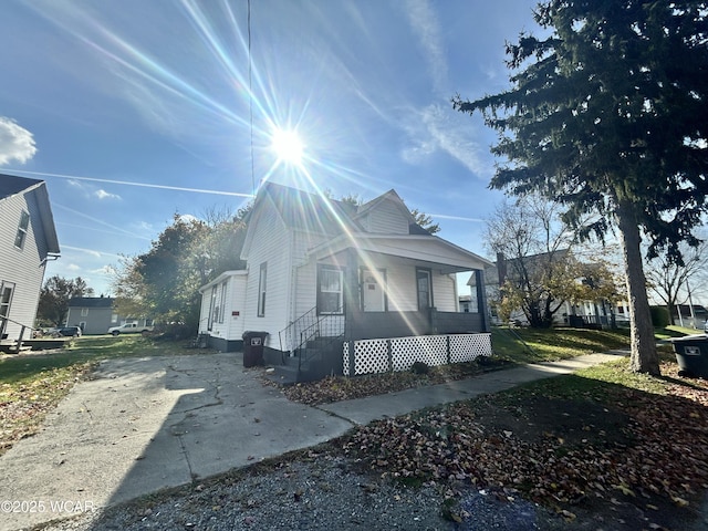 318 E E Vine St, Lima, OH 45804 - view of side of property with a porch
