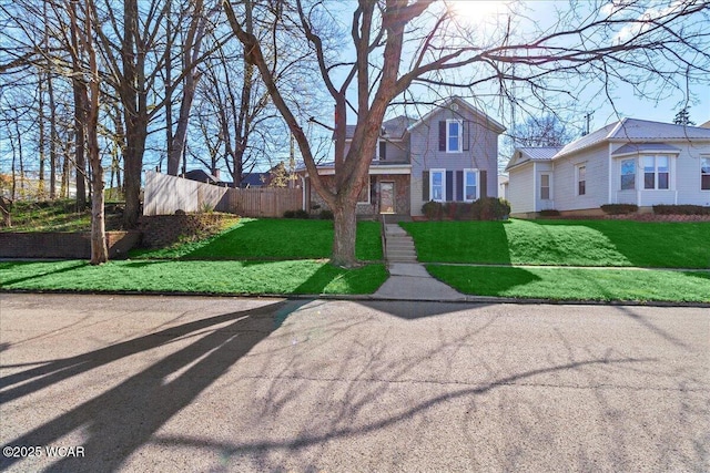 424 N Market St, Kenton, OH 43326 - traditional home featuring fence and a front lawn