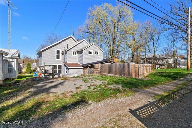 424 N Market St, Kenton, OH 43326 - view of side of property featuring fence