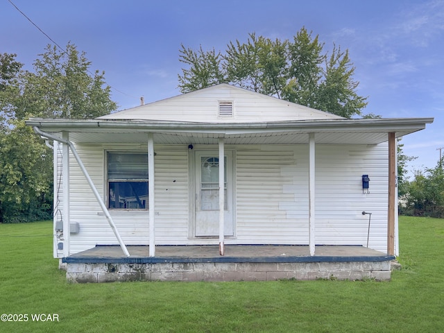 view of front of property featuring a porch and a front lawn