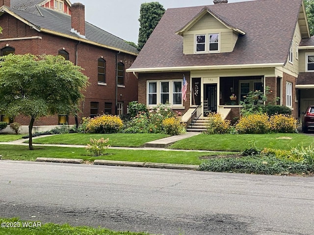 view of front of property featuring a front lawn