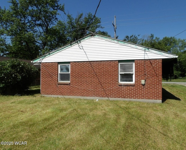 1093 S Sugar St, Lima, OH 45804 - view of side of home featuring a lawn and brick siding