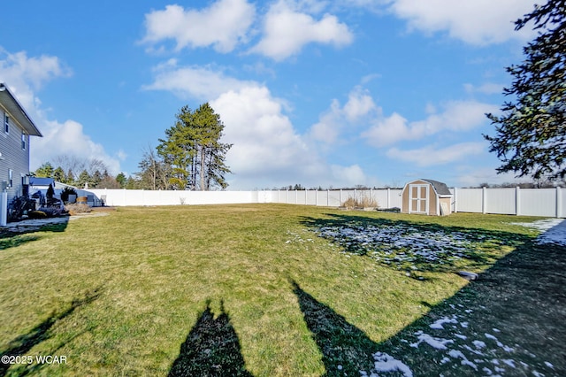 view of yard with a storage unit