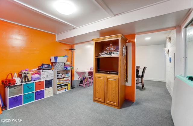 recreation room with carpet flooring