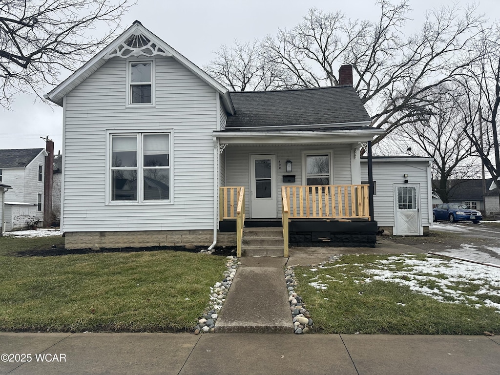 view of front facade featuring a porch and a front lawn