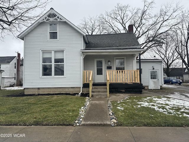 view of front facade featuring a porch and a front lawn