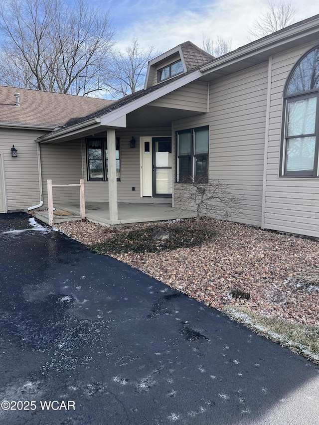 property entrance featuring a porch