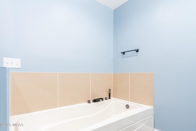 1758 W Hume Rd, Lima, OH 45806 - bathroom featuring a bathing tub