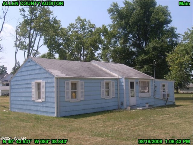 view of front facade featuring a front lawn