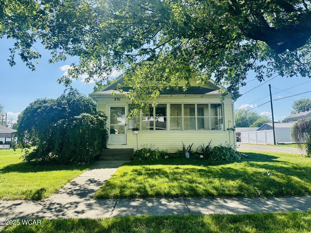 231 N Bredeick St, Delphos, OH 45833 - view of front of house with a front lawn