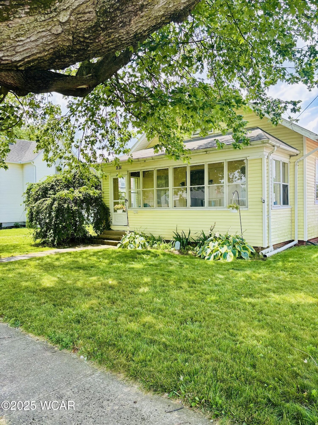 231 N Bredeick St, Delphos, OH 45833 - view of front facade featuring a front yard