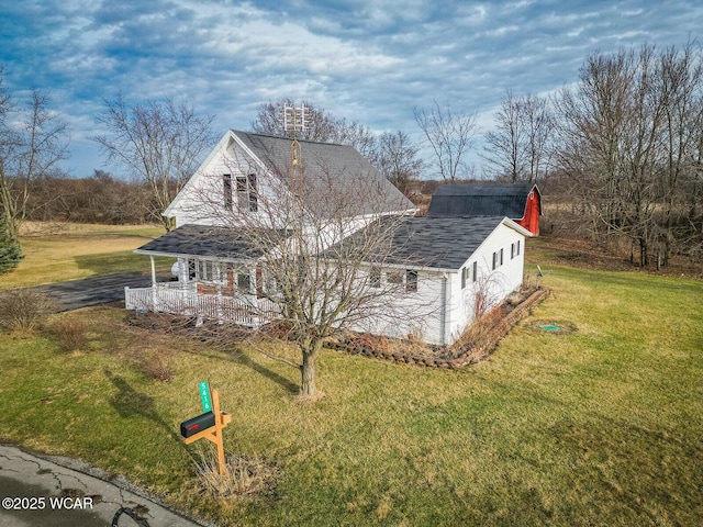 view of front of property featuring covered porch and a front lawn