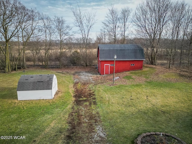 view of yard with a storage shed