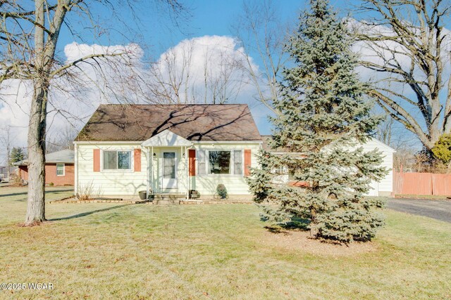 view of front facade featuring a front yard