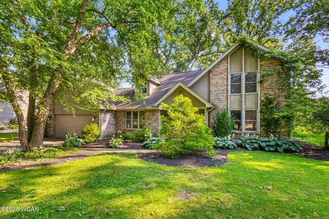 800 Heritage Dr, Lima, OH 45804 - mid-century modern home with a front yard, a garage, and brick siding