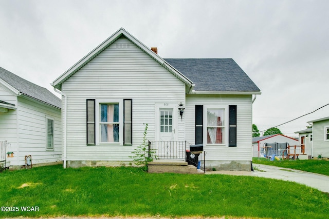 608 W Pearl St, Wapakoneta, OH 45895 - view of front of house with roof with shingles and a front yard