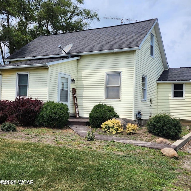 view of front of property featuring a front lawn