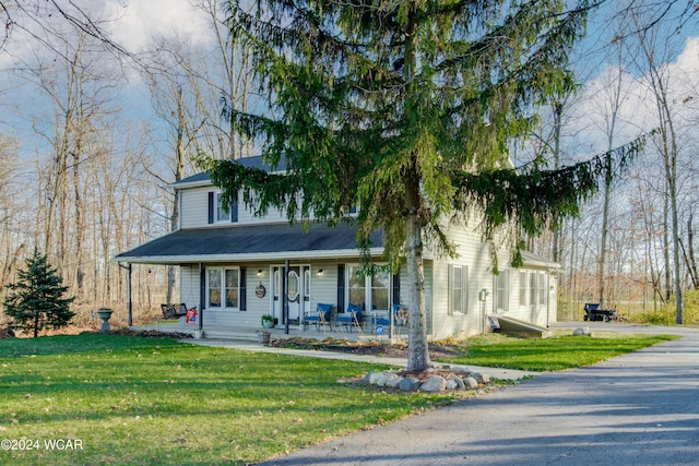 view of front facade featuring a front yard and a porch