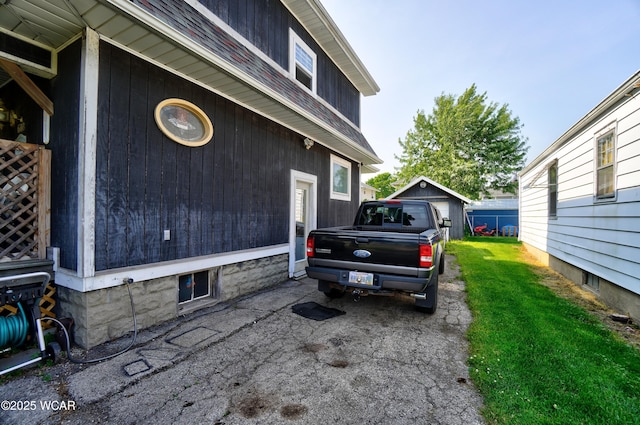 608 W Grand Ave, Lima, OH 45801 - view of side of home with a yard