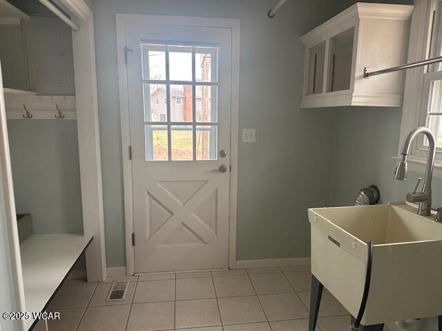 laundry room with sink and light tile patterned floors