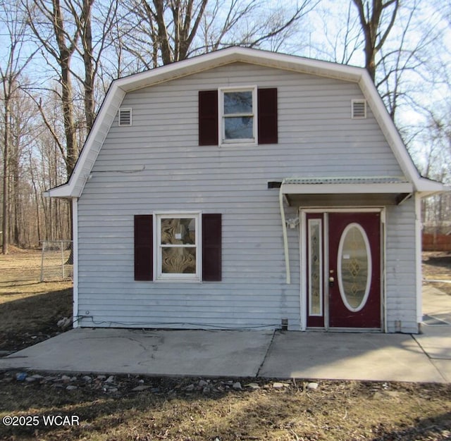 view of front of home featuring a gambrel roof