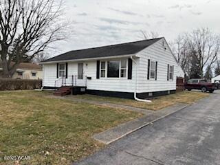 view of front of property featuring a front yard