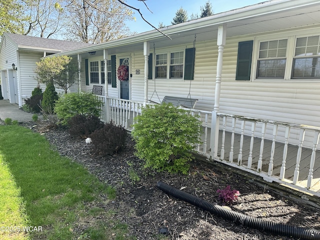 single story home featuring a porch