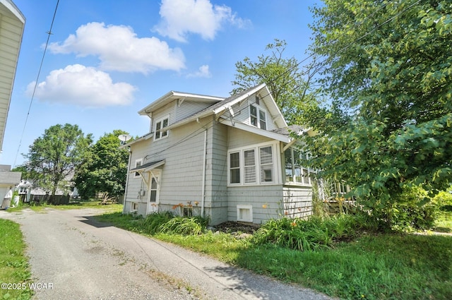 513 Gordon Ave, Van Wert, OH 45891 - view of side of home featuring dirt driveway