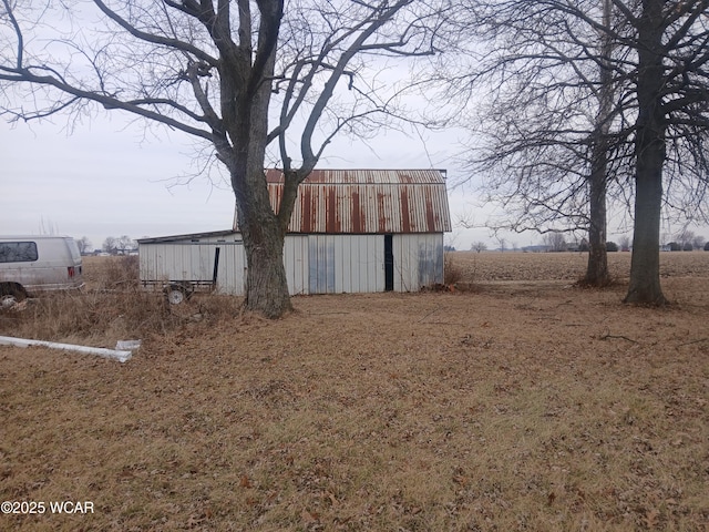 view of yard with an outbuilding