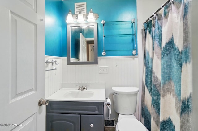 642 Meadowbrook Dr, Lima, OH 45801 - bathroom with wainscoting, vanity, toilet, and a shower with curtain