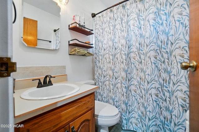 718 Wildwood Ave, Lima, OH 45807 - full bath with toilet, vanity, a shower with curtain, and tasteful backsplash